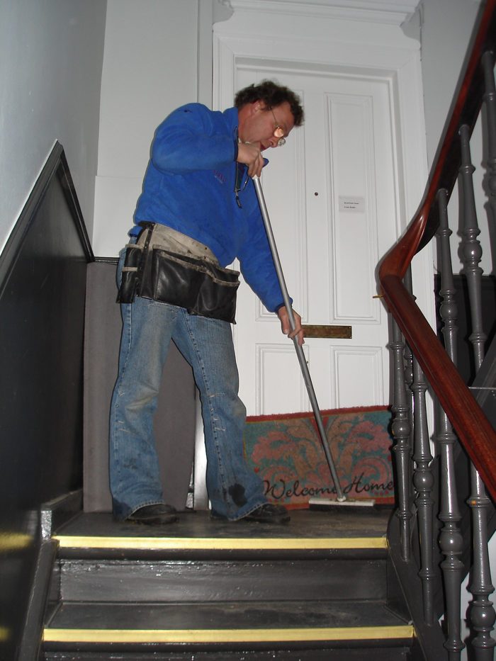 Rengøring af trapper i boligforening